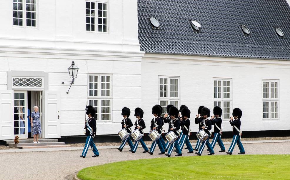 Die Königlich leibgarde marschiert in Gravenstein / Gråsten - vorbei der Königen